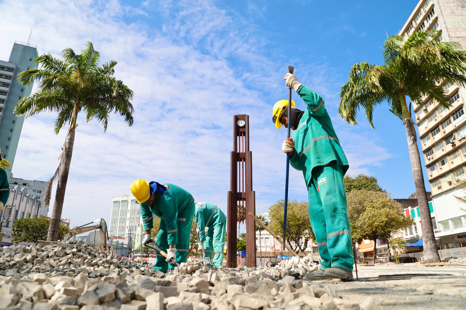 operários trabalhando na obra da praça do ferreira, tendo a coluna da hora ao fundo